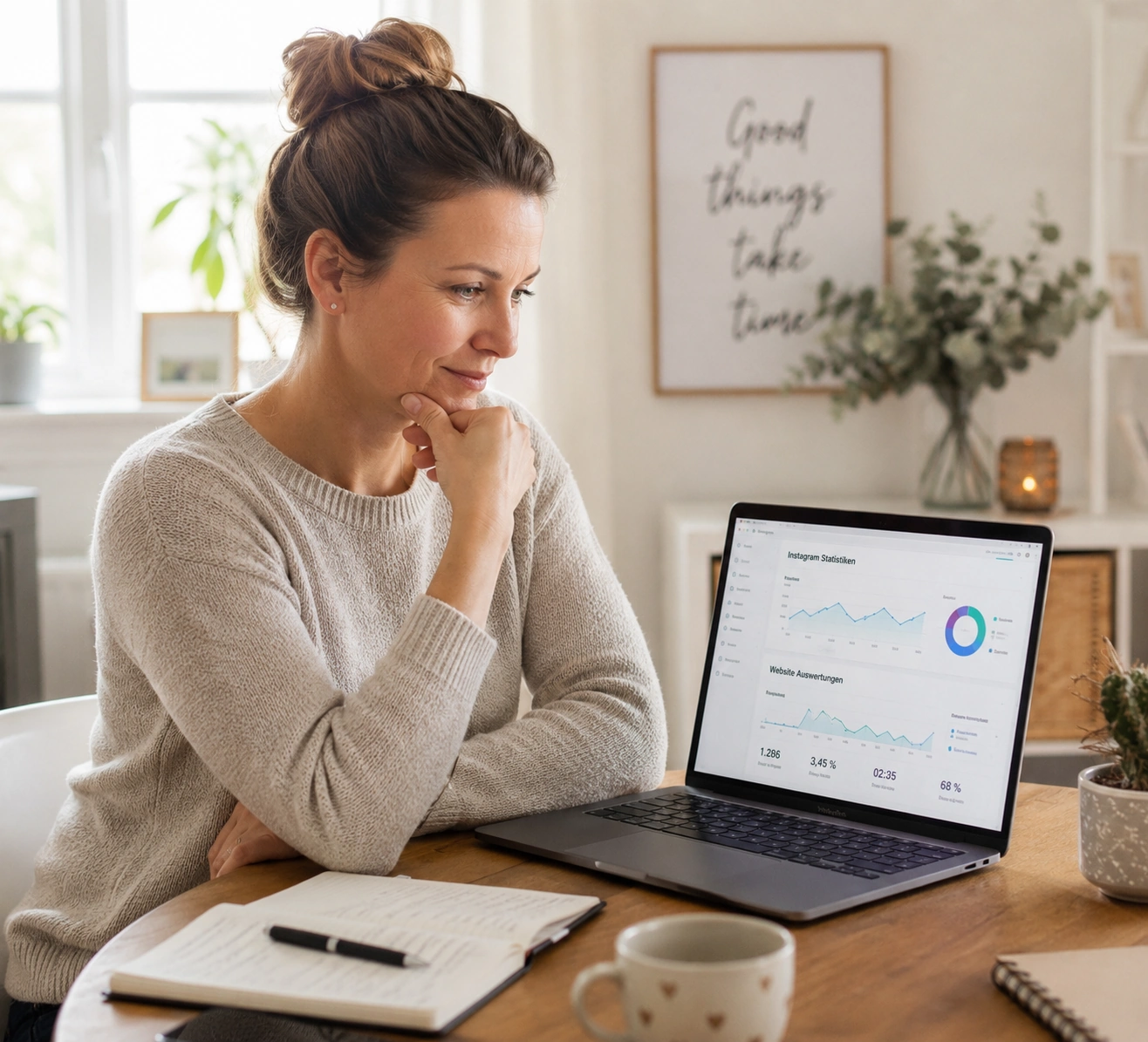 Soloselbstständige im ruhigen Homeoffice, blickt nachdenklich auf Instagram-Statistiken und Website-Auswertungen am Laptop.