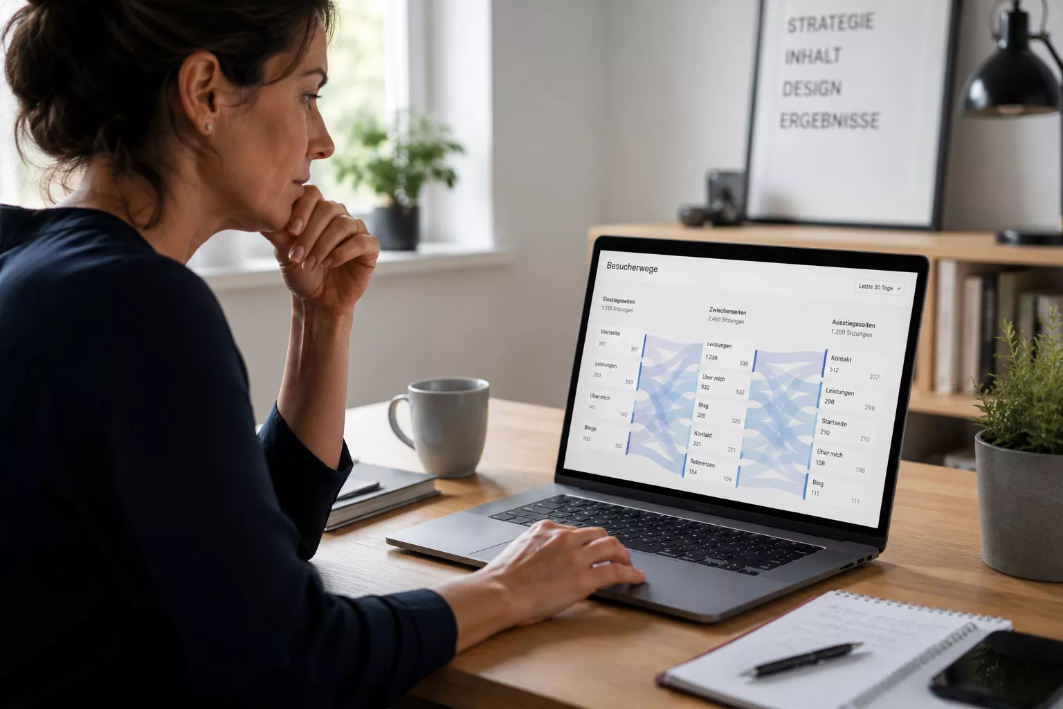 Frau analysiert Besucherwege einer Website am Laptop