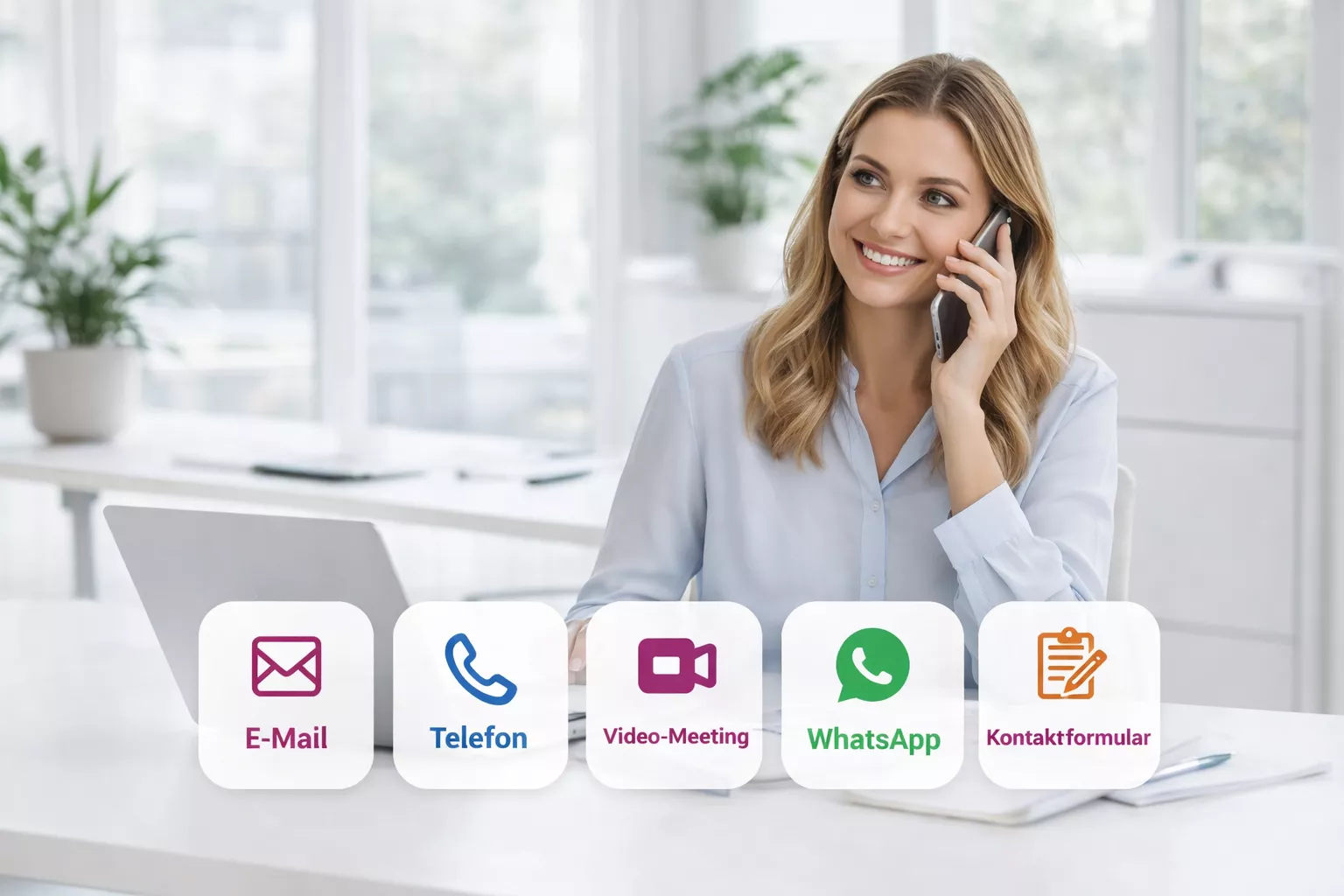 Lächelnde Frau im hellen, modernen Büro telefoniert mit ihrem Smartphone; davor schweben Symbol-Kacheln für E-Mail, Telefon, Video-Meeting, WhatsApp und Kontaktformular